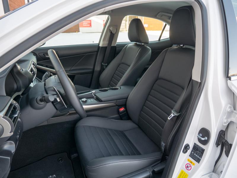 Lexus IS 300h:n istuimet