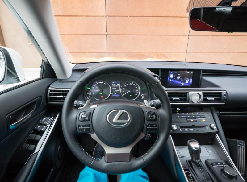 Lexus IS 300h:n kojelauta