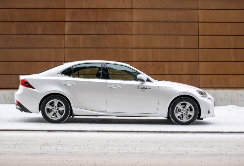 Lexus IS 300 h sivulta