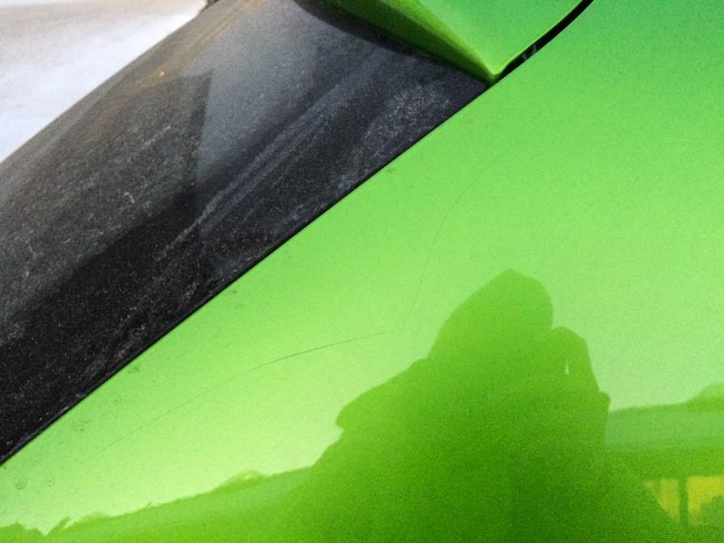 Pitkä naarmu Leonin C-pilarissa