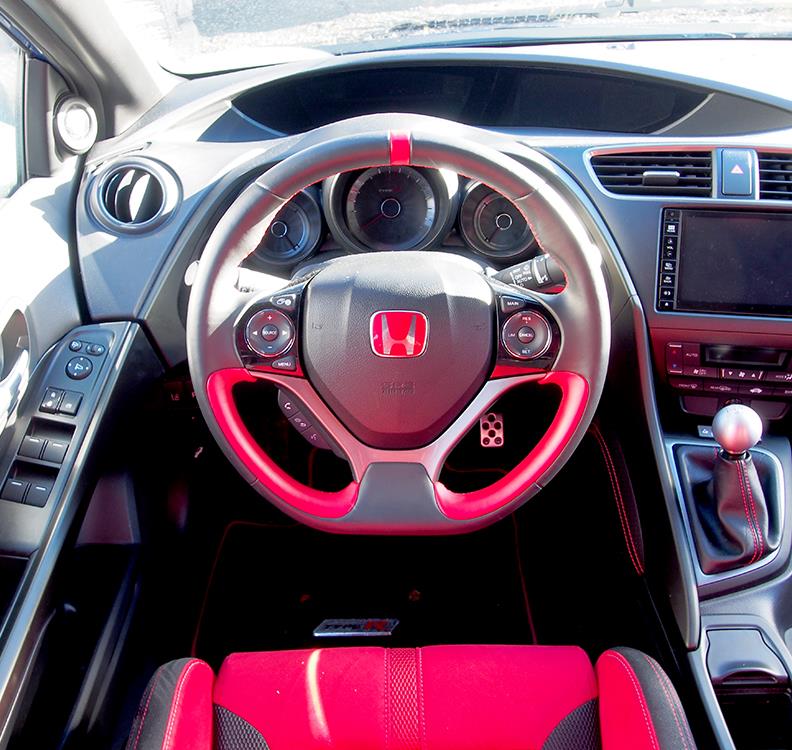 Honda Civic Type R ohjaamo sisältä