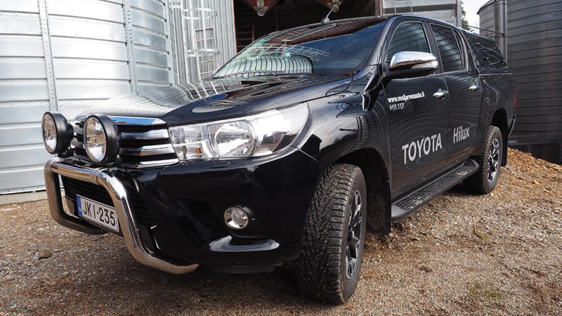 Toyota Hilux Double Cab Active edestä kuvattuna
