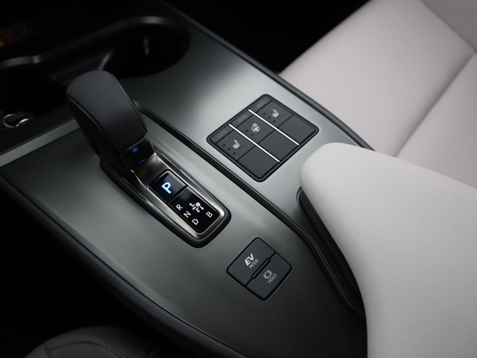 Lexus UX 2024