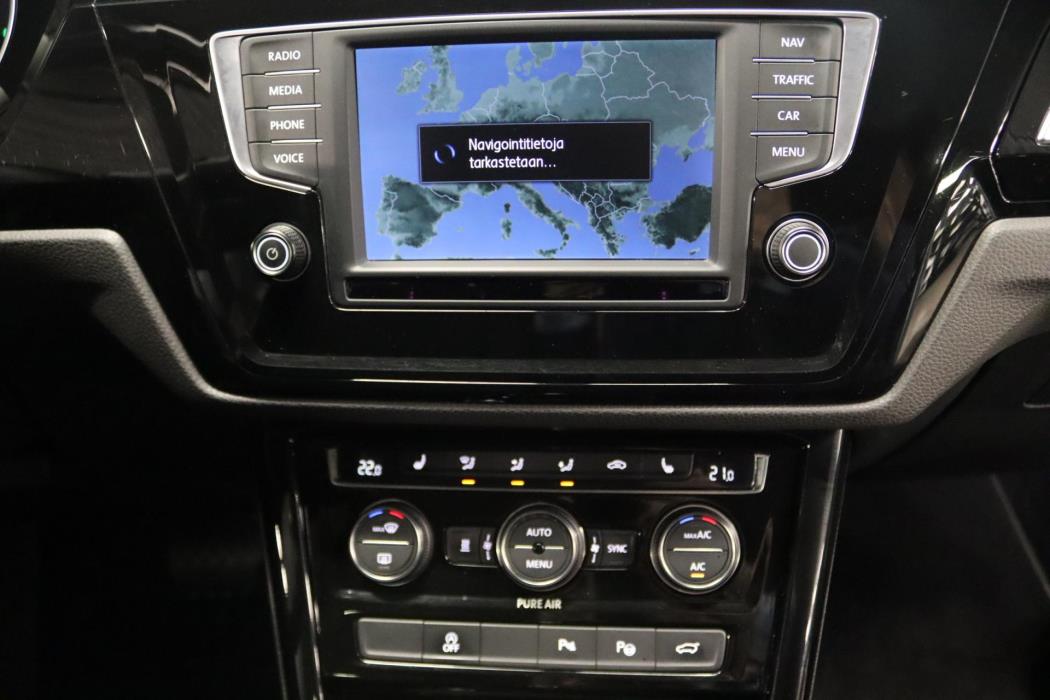 VOLKSWAGEN Touran 2016