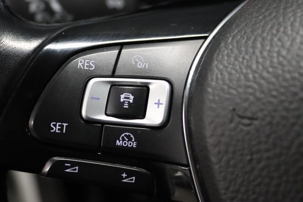 VOLKSWAGEN Touran 2016