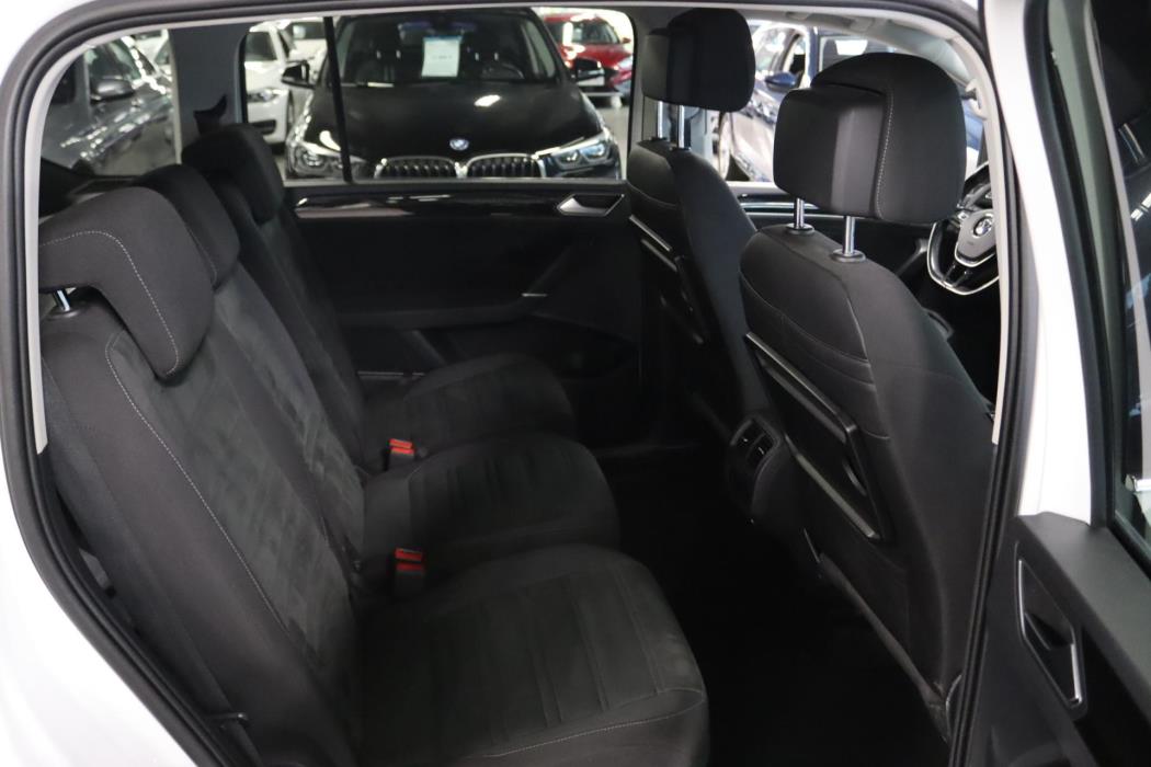 VOLKSWAGEN Touran 2016