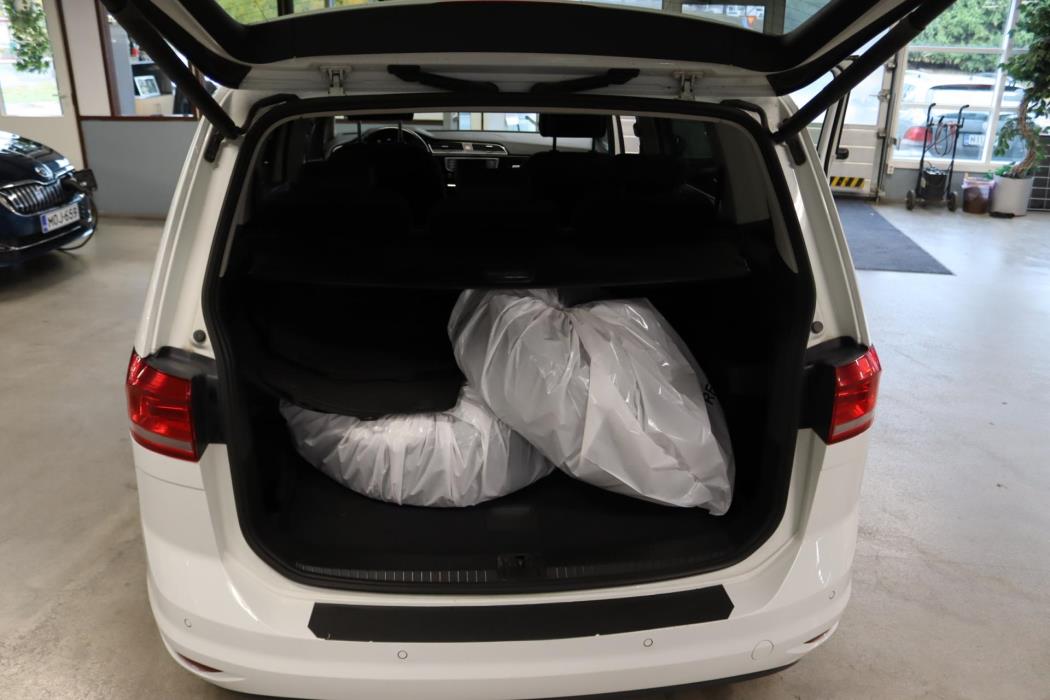 VOLKSWAGEN Touran 2016