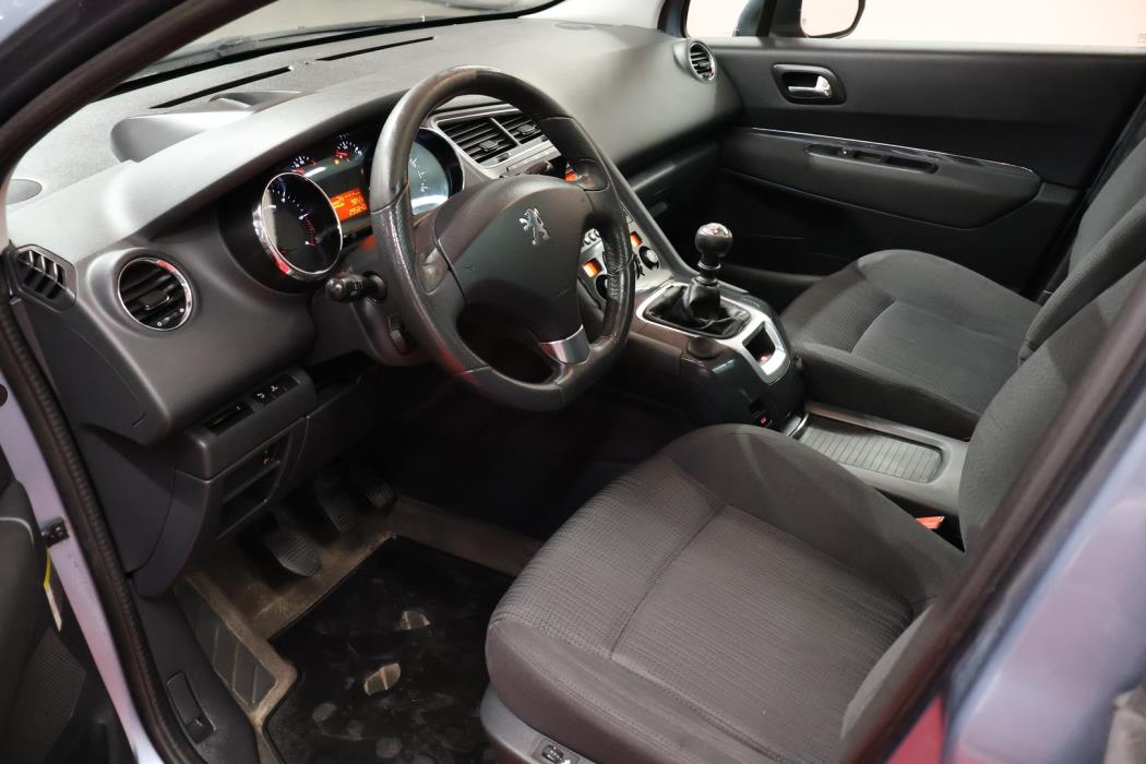 PEUGEOT 5008 2013