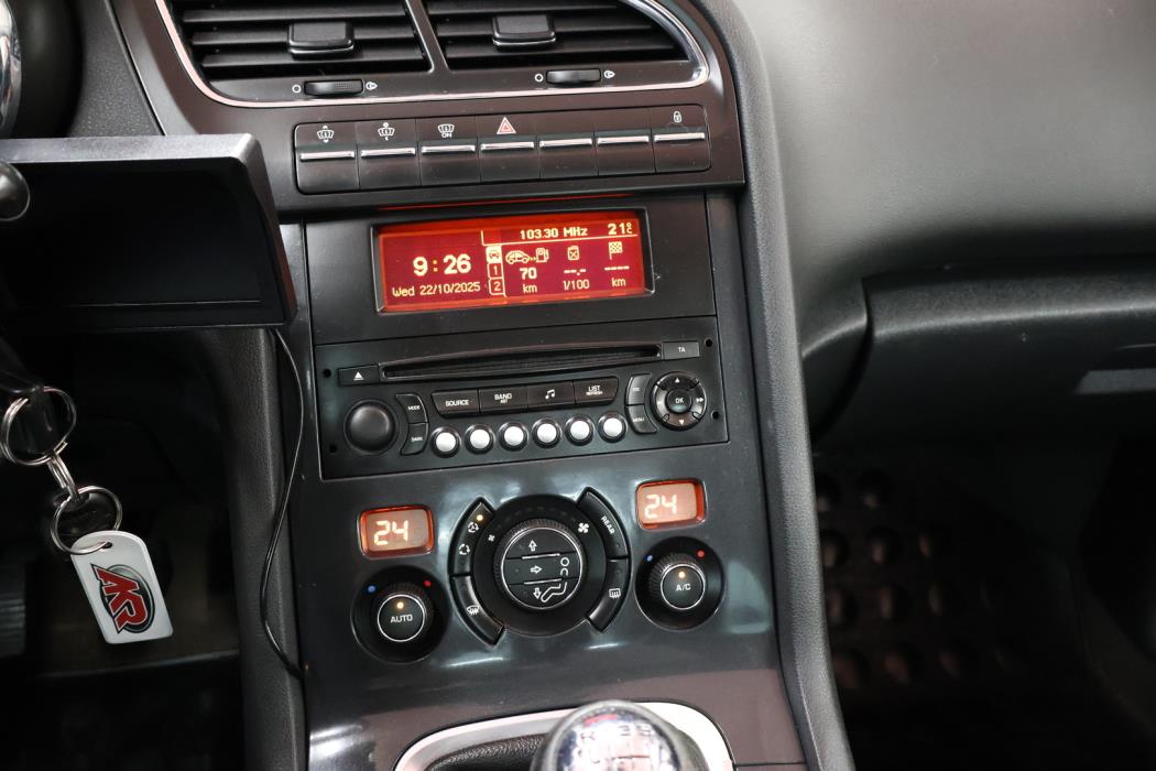 PEUGEOT 5008 2013