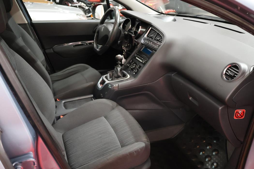 PEUGEOT 5008 2013