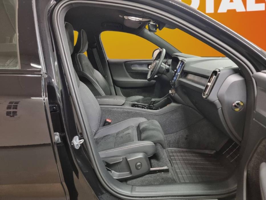 VOLVO XC40 2024