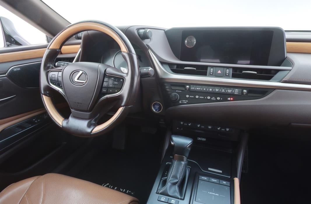 LEXUS ES 2020