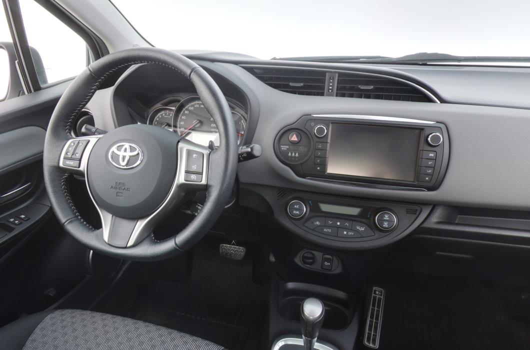 TOYOTA Yaris 2015