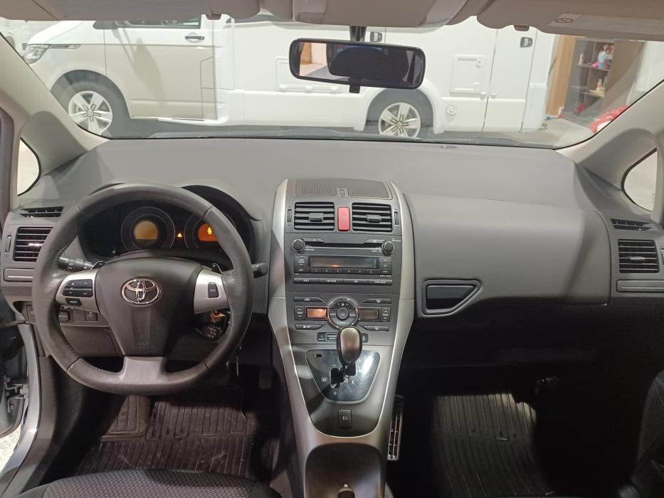 TOYOTA Auris 2011