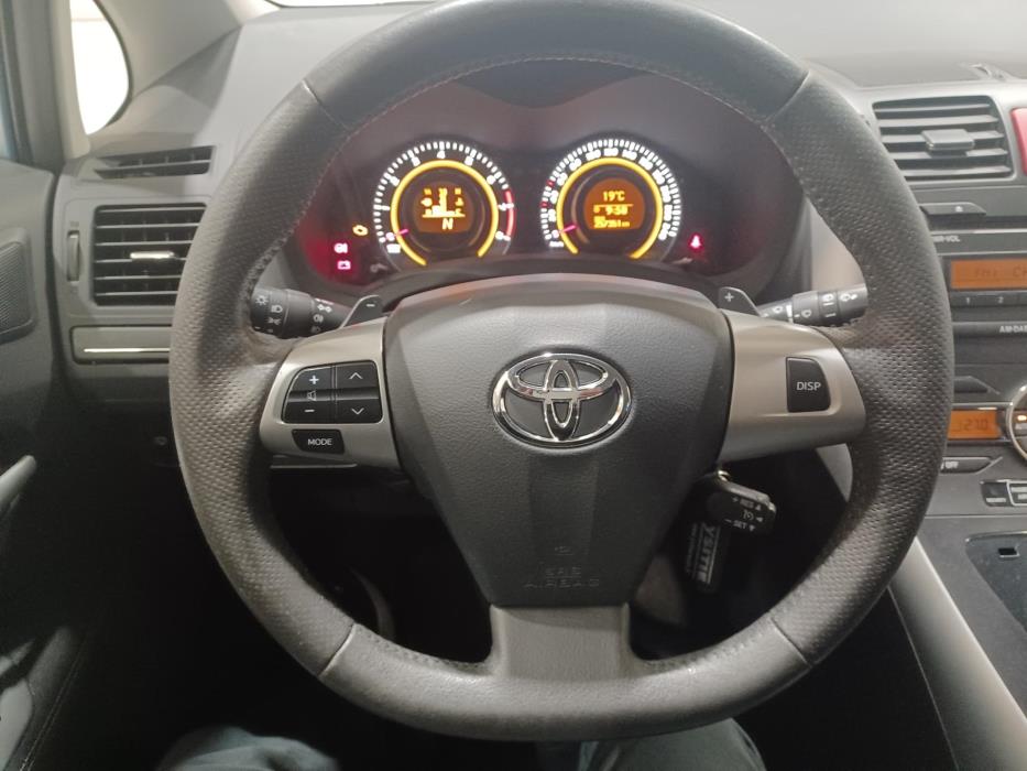 TOYOTA Auris 2011
