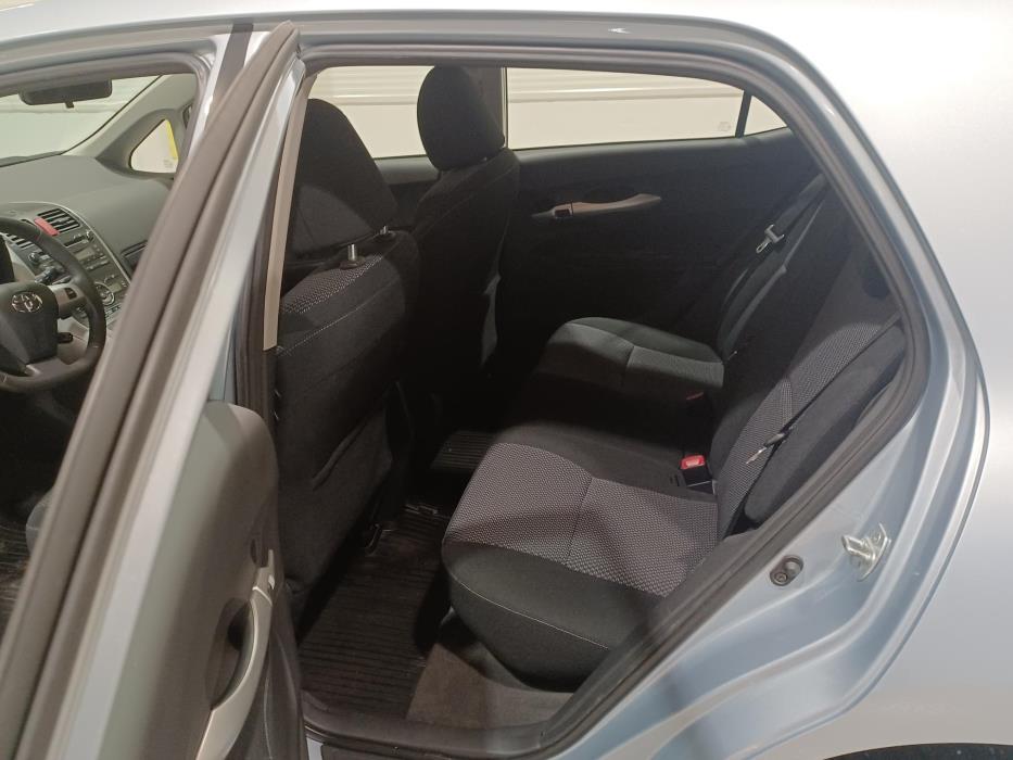 TOYOTA Auris 2011