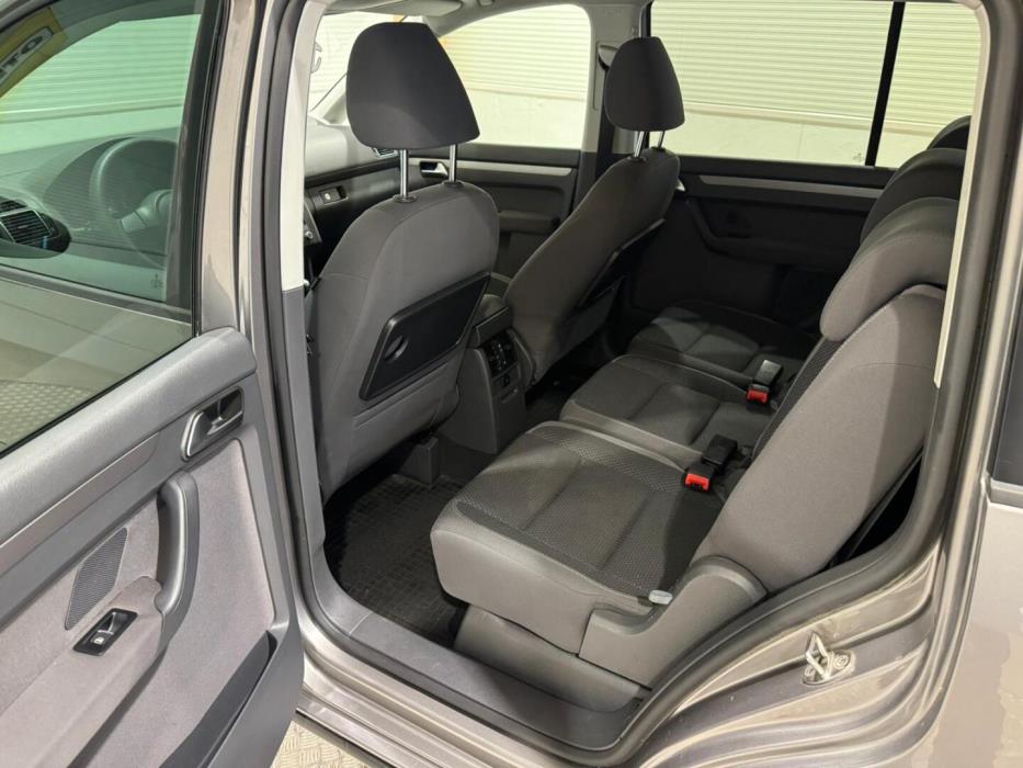 VOLKSWAGEN Touran 2011