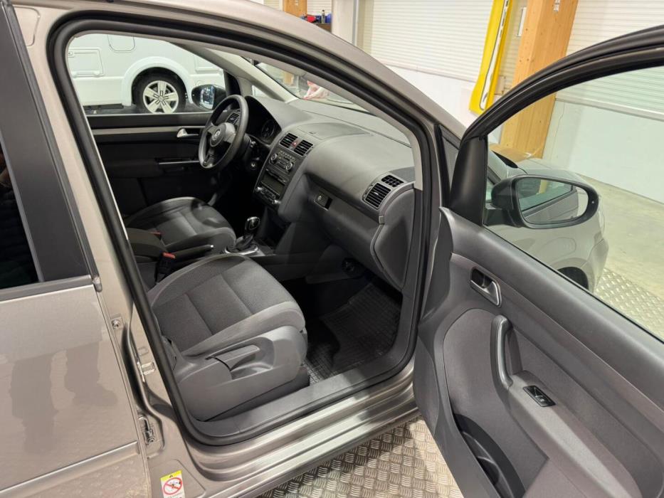 VOLKSWAGEN Touran 2011