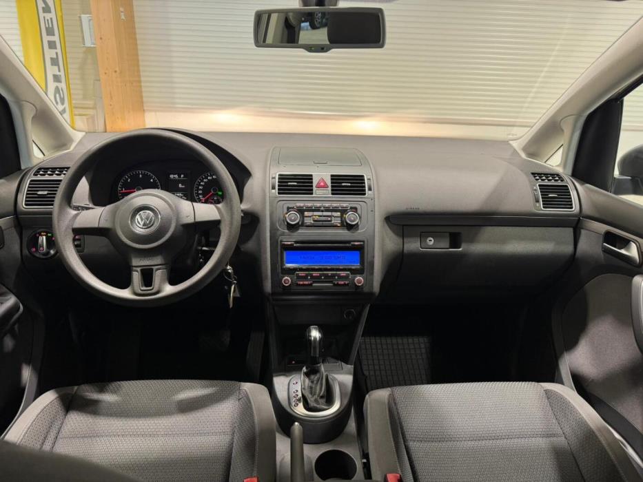 VOLKSWAGEN Touran 2011