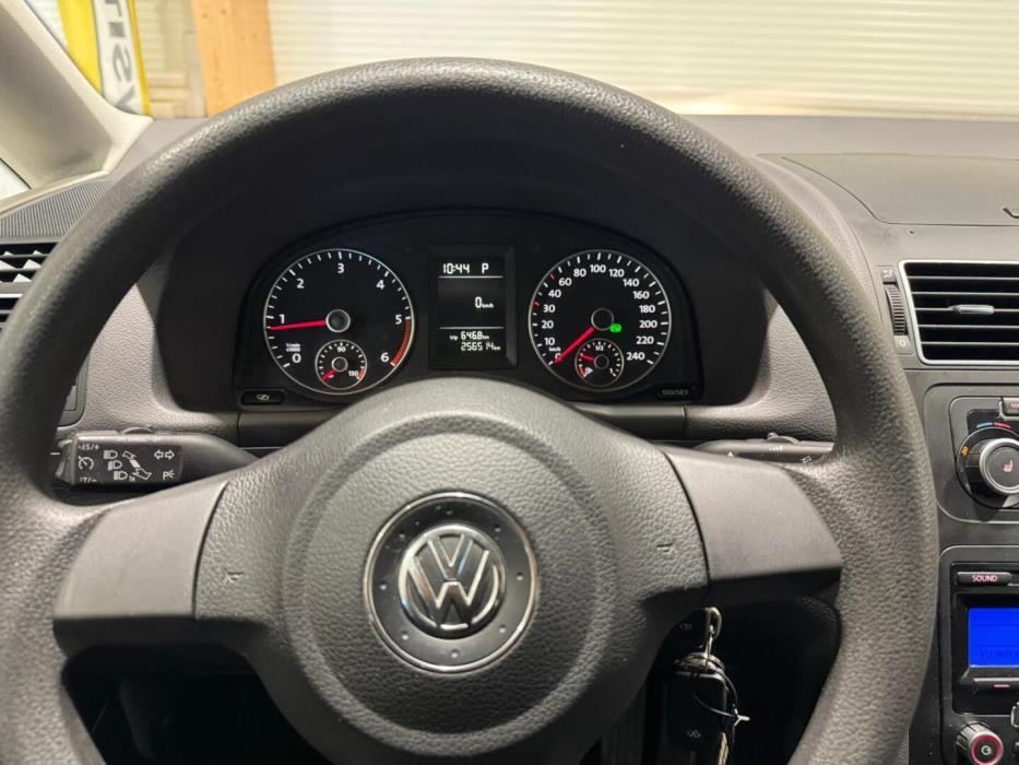 VOLKSWAGEN Touran 2011