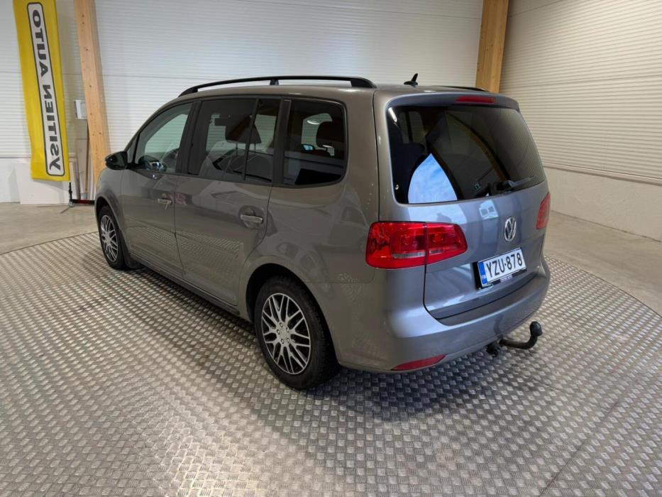 VOLKSWAGEN Touran 2011