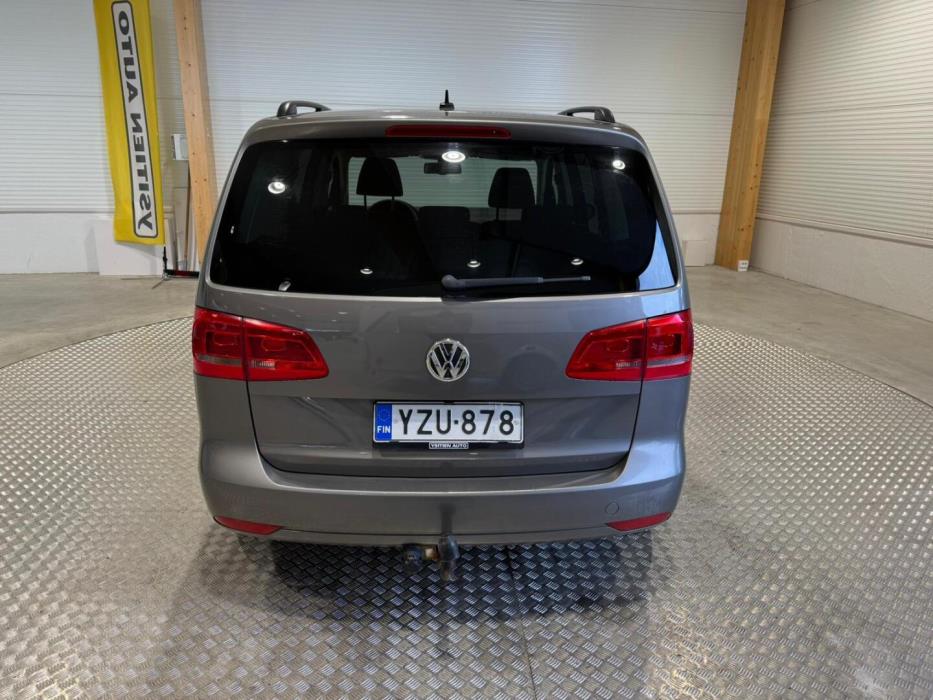VOLKSWAGEN Touran 2011
