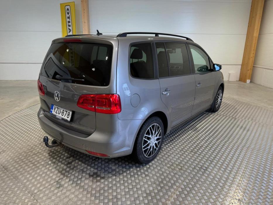 VOLKSWAGEN Touran 2011