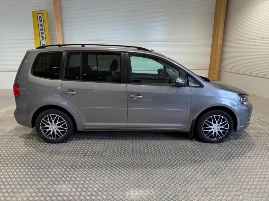 VOLKSWAGEN Touran 2011