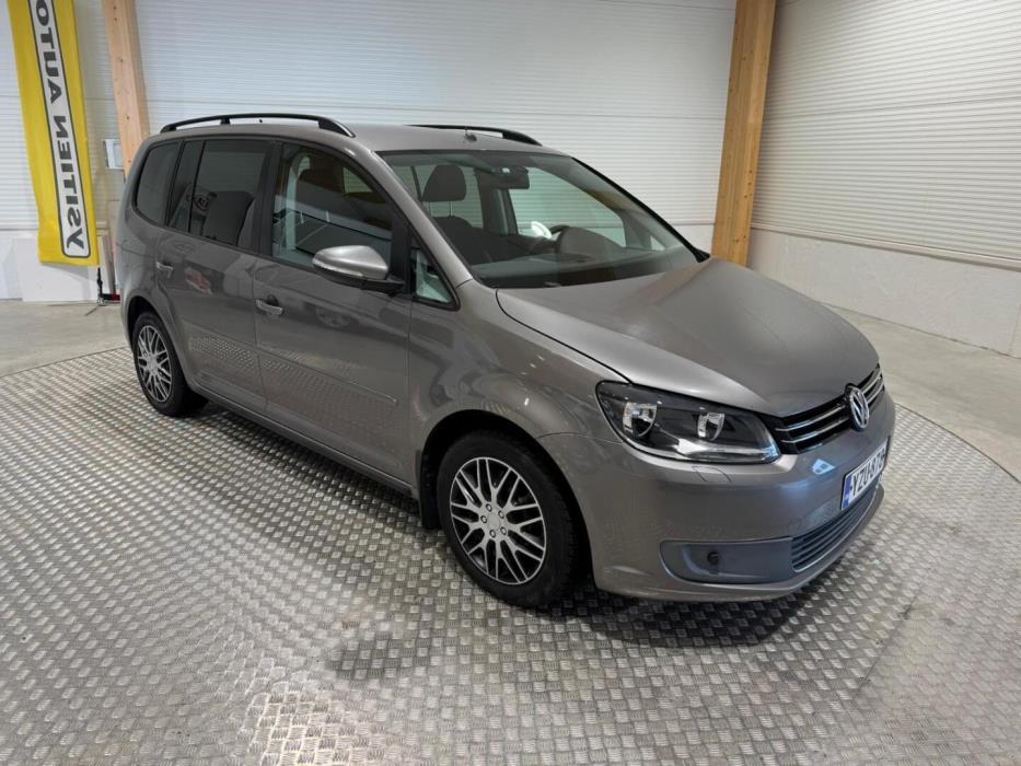 VOLKSWAGEN Touran 2011