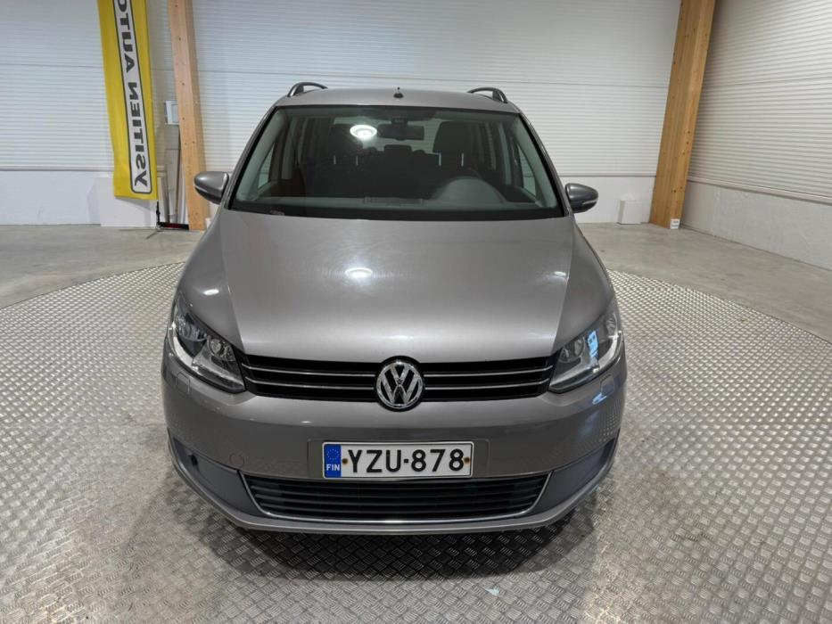 VOLKSWAGEN Touran 2011