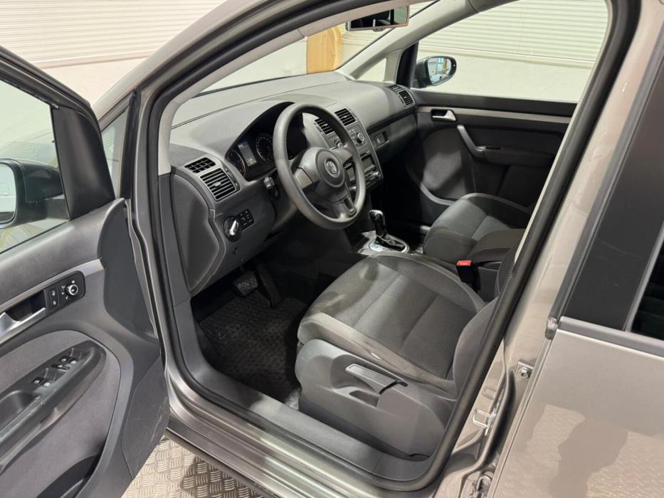 VOLKSWAGEN Touran 2011