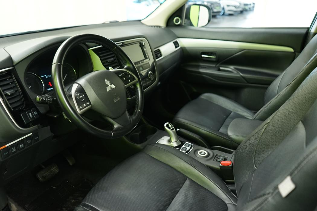 Mitsubishi Outlander PHEV 2015