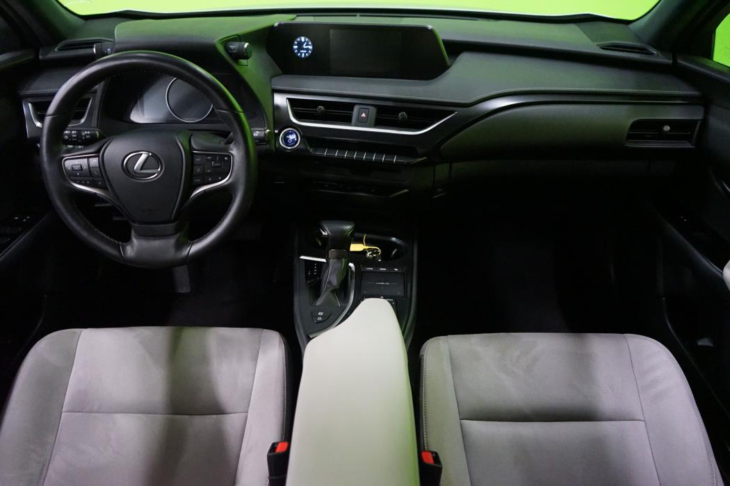 Lexus UX 2021