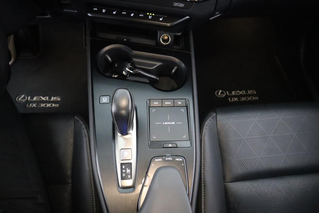LEXUS UX 2021