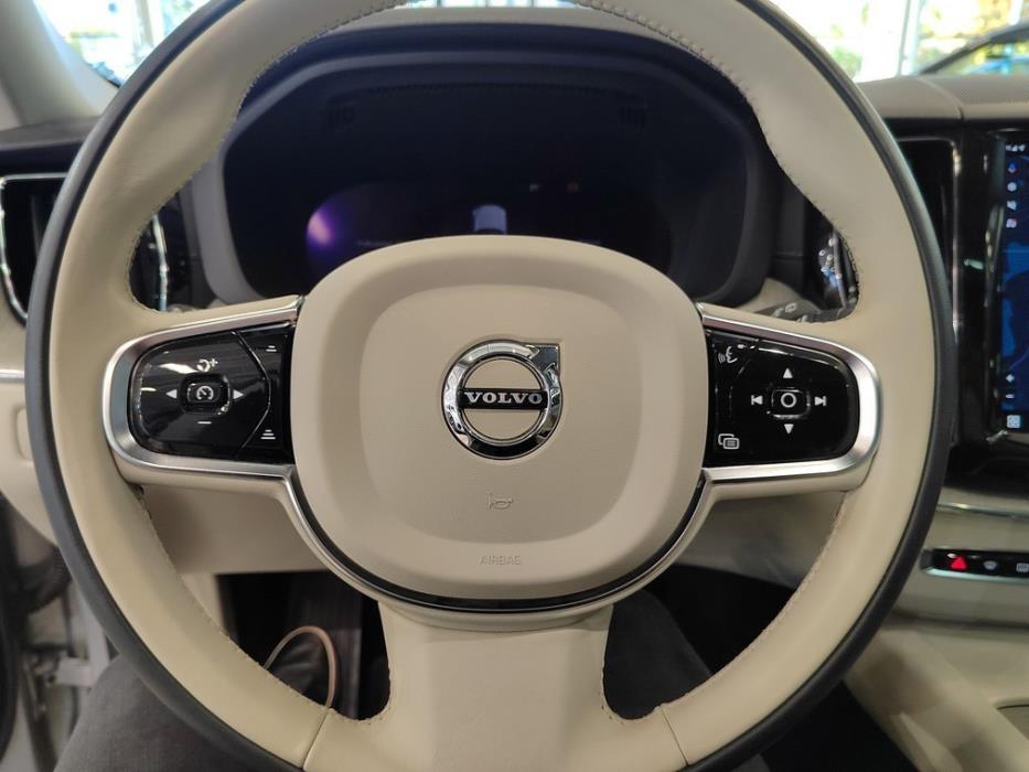 VOLVO XC60 2023