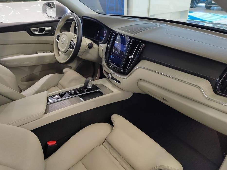 VOLVO XC60 2023