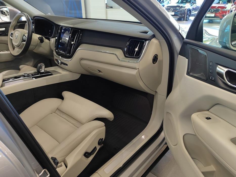 VOLVO XC60 2023