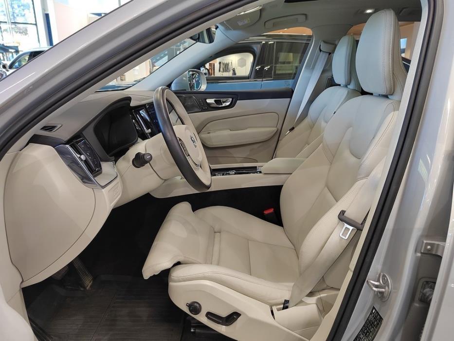 VOLVO XC60 2023