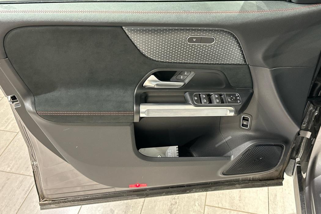 MERCEDES-BENZ EQB 2024
