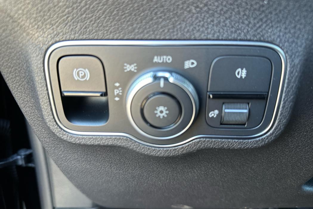 MERCEDES-BENZ EQB 2025