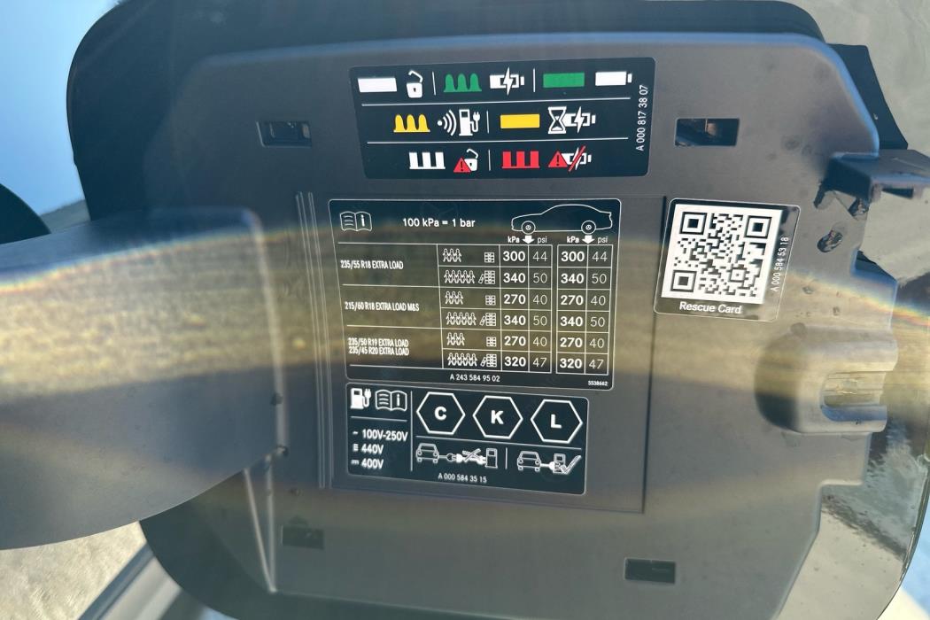MERCEDES-BENZ EQB 2025