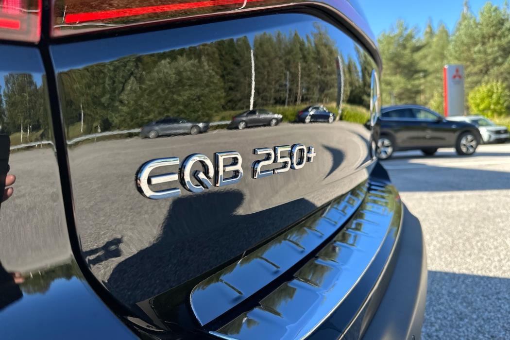 MERCEDES-BENZ EQB 2025