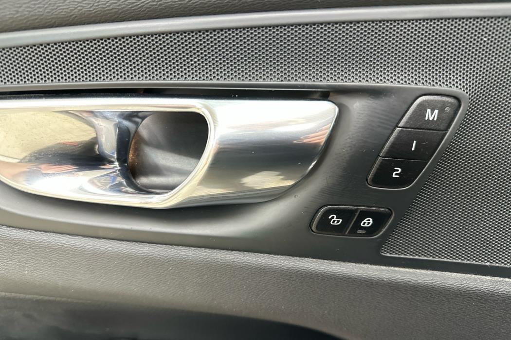 VOLVO XC60 2021