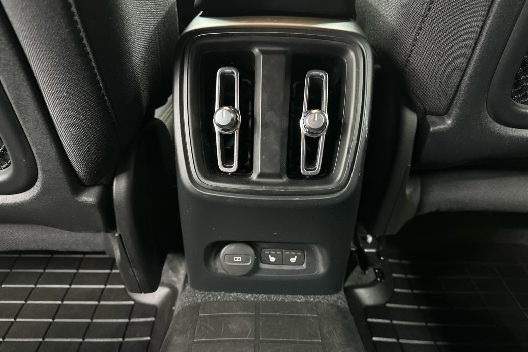 VOLVO XC40 2023