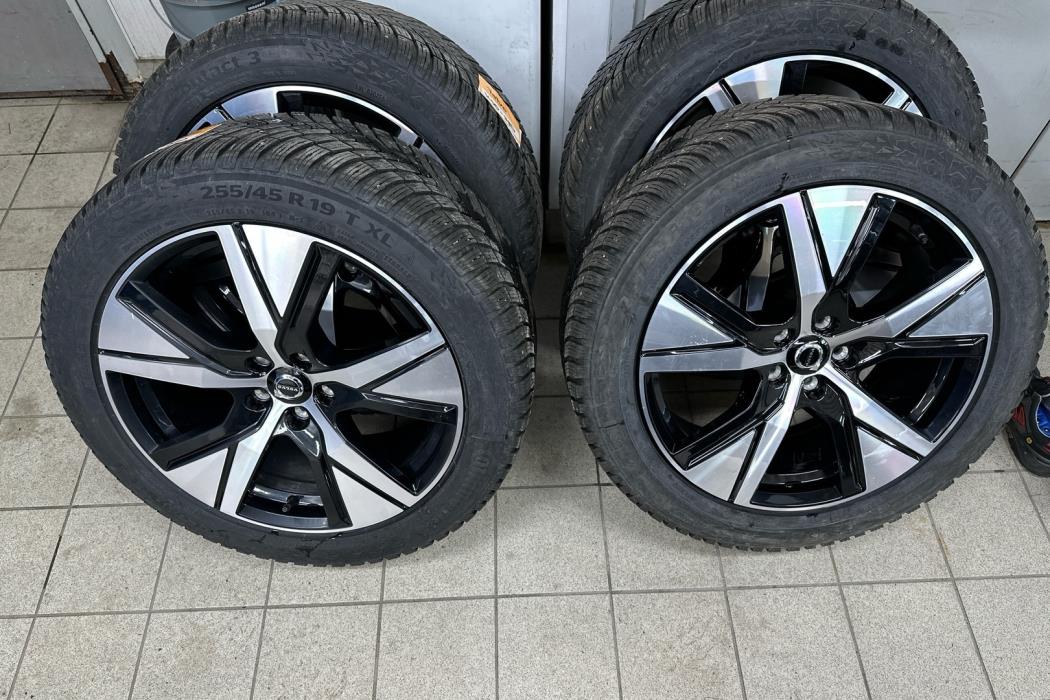 VOLVO XC40 2023