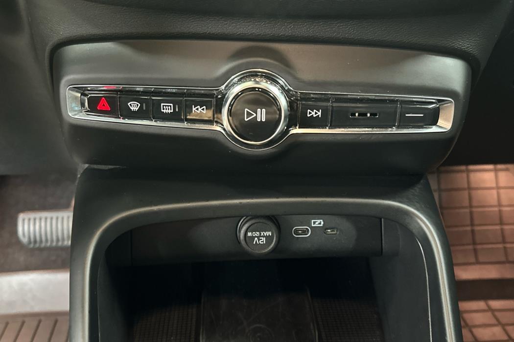 VOLVO XC40 2023