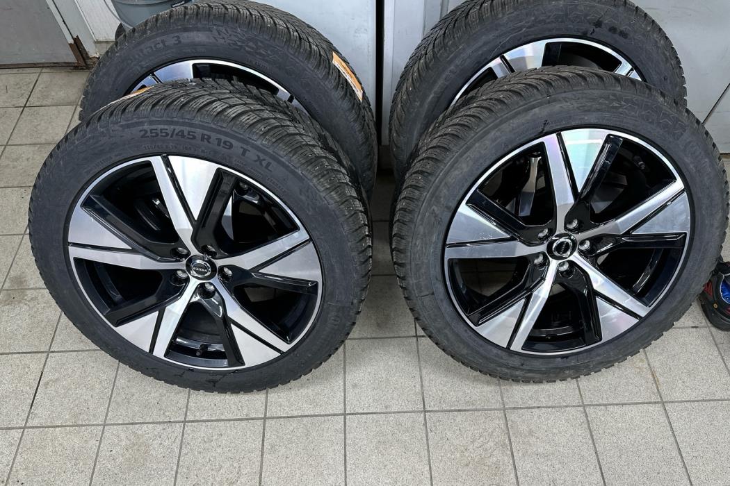VOLVO XC40 2023