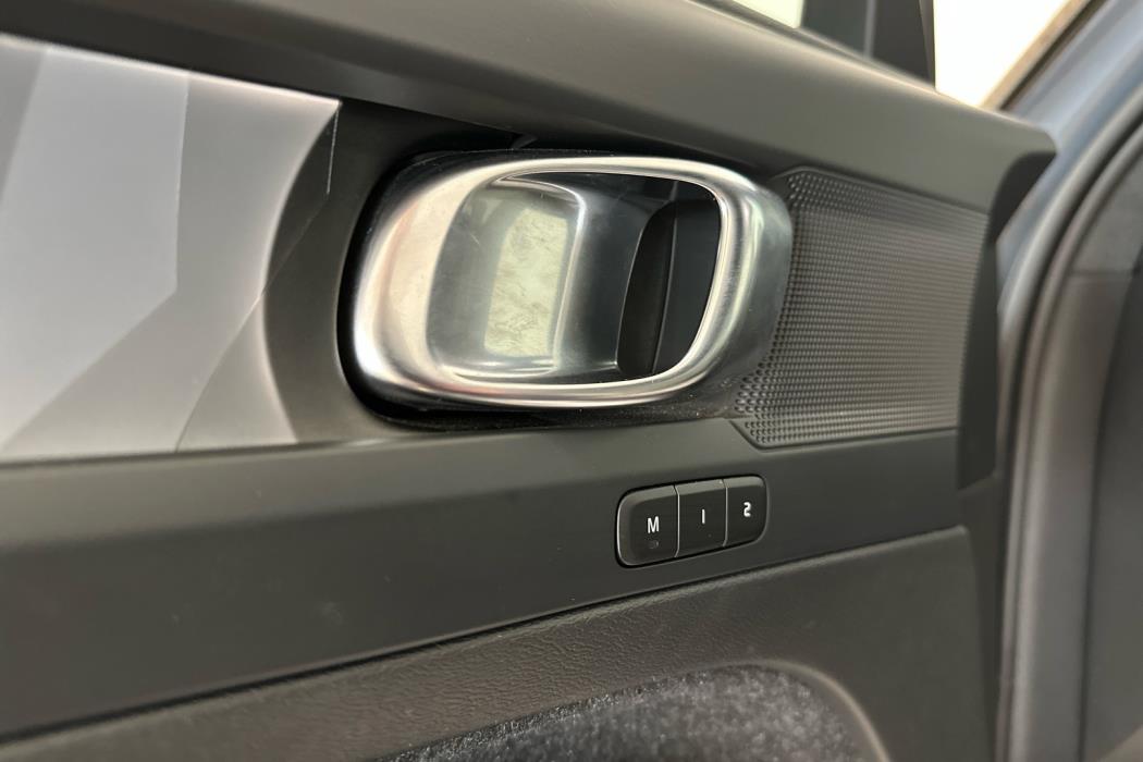VOLVO XC40 2024