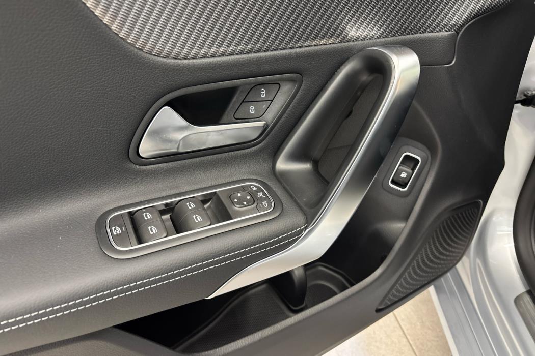 MERCEDES-BENZ CLA 2025