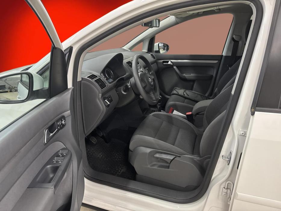 VOLKSWAGEN Touran 2013